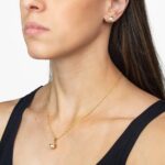 Conjunto colar e brinco com pingente de pérola folheado a ouro 18k: elegância e brilho para compor looks sofisticados. - Imagem 2