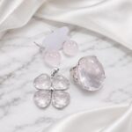 Conjunto feminino Trevo Quartzo Cristal banhado a prata, amuleto de proteção e intuição com elegância natural