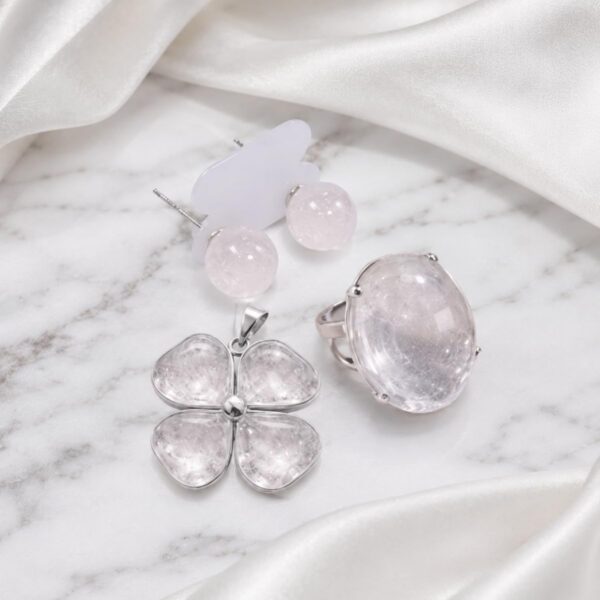 Conjunto feminino Trevo Quartzo Cristal banhado a prata, amuleto de proteção e intuição com elegância natural