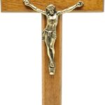 Crucifixo de Mesa Madeira Clara 12 cm: elegância e devoção para mesa, altar ou oratório.