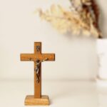 Crucifixo de Mesa Madeira Clara 12 cm: elegância e devoção para mesa, altar ou oratório. - Imagem 2
