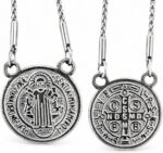 Escapulário de São Bento em Aço Inox 316 com medalha dupla face, proteção espiritual e estilo moderno para uso diário unissex.
