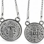 Escapulário de São Bento em Aço Inox 316 com medalha dupla face, proteção espiritual e estilo moderno para uso diário unissex.