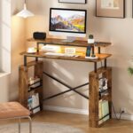 Escrivaninha Mesa para Computador 2 Níveis com Tomada Integrada e Armazenamento Lateral para Home Office e Jogos, Marrom