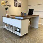 Escrivaninha em L Retrô Gold Artany: 5 nichos e 2 gavetas para home office organizado e versátil.