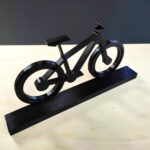 Estatueta Bicicleta Mountain Bike preta: decoração artesanal em PLA, ideal para ambientes internos com estilo esportivo. - Imagem 2
