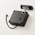 Fechadura invisível eletrônica Varenzia para gavetas e armários: segurança discreta com abertura RFID.