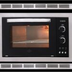 Forno Elétrico Sygma Inox de embutir 127V: acabamento em aço escovado, vidro duplo e controle de 50º a 300ºC.