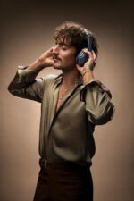 JBL Tour One M3 Latte: cancelamento adaptativo, áudio Hi-Res e até 70h de bateria para ouvir mais e melhor. - Imagem 2