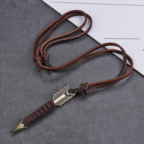 Kit 2 Cordão Colar Masculino de Couro Legítimo com Argolas e Flecha, estilo e durabilidade para compor seu visual.