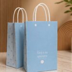 Kit 25 Sacola de Papel Presente Azul com Alça, poá e acabamento glossy, ideal para presentes elegantes e delicados.