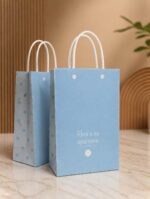 Kit 25 Sacola de Papel Presente Azul com Alça, poá e acabamento glossy, ideal para presentes elegantes e delicados.