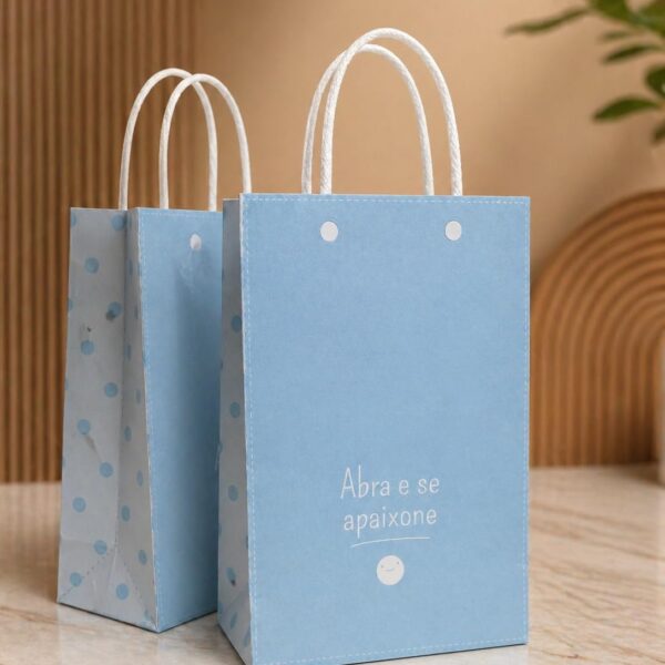 Kit 25 Sacola de Papel Presente Azul com Alça, poá e acabamento glossy, ideal para presentes elegantes e delicados.