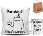 Kit Caneca e Almofada Flork Meme Aniversário: presente criativo e completo com caneca 325ml, almofada e sacola Kraft.
