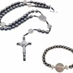 Kit Colar Terço São Bento Hematita 8mm e Pulseira Medalha de São Bento: proteção e estilo em conjunto essencial.