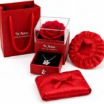 Kit Presente Dia dos Namorados com rosa, colar, touca de cetim e sacola premium pronta para presentear com charme e romantismo.