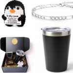 Kit Presente Masculino com copo térmico inox, bracelete e pinguim artesanal: presente premium e romântico pronto para surpreender.