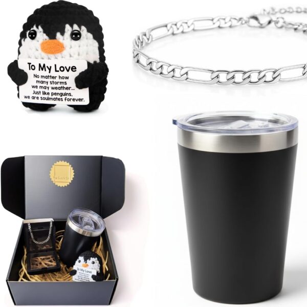 Kit Presente Masculino com copo térmico inox, bracelete e pinguim artesanal: presente premium e romântico pronto para surpreender.