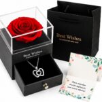 Kit Presente Rosa Eterna com Colar Eu Te Amo 100 Idiomas: presente romântico e sofisticado em caixa de luxo com sacola.