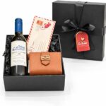 Kit Presente com Vinho, Acessórios e Chocolate: presente completo, elegante e pronto para encantar em qualquer ocasião.
