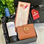 Kit Presente com Vinho, Acessórios e Chocolate: presente completo, elegante e pronto para encantar em qualquer ocasião. - Imagem 2