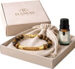 Kit Ritual Ramay: pulseira de pedra natural e essência aromática, semijoia banhada a ouro 18k, presente sofisticado.
