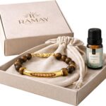 Kit Ritual Ramay: pulseira de pedra natural e essência aromática, semijoia banhada a ouro 18k, presente sofisticado.