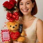Kit Romântico Urso Pelúcia + 7 Rosas + Cartão e Bala da Paixão: presente romântico completo e pronto para surpreender quem você ama