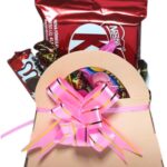 Lembrancinha Presente Dia da Mulher e Aniversário com chocolate em bolsinha pronta para presentear e encantar.