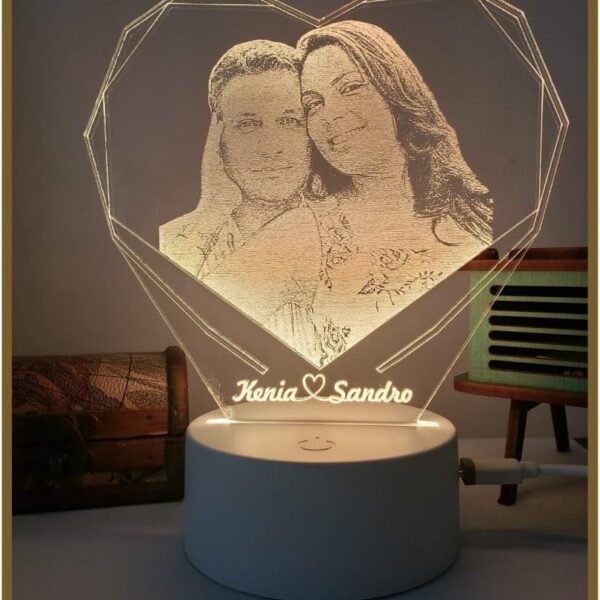Luminária 3D Led 16 Cores Personalizada: presente criativo com base touch e foto gravada a laser.