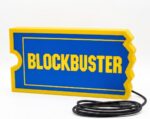 Luminária Blockbuster Retrô LED NCHc: decoração gamer nostálgica, LED eficiente e presente geek exclusivo.