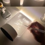 Luminária de Mesa com Tela para Escrever LED: decore, anote recados e presenteie com estilo em um item criativo e funcional.