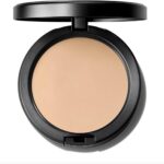 MAC Cosmetics Studio Fix Powder Plus Foundation NC15 com cobertura versátil, acabamento fosco natural e efeito 2 em 1 por até 12h.