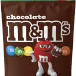 M&M'S Ao Leite 132g: chocolate ao leite crocante e colorido, ideal para compartilhar e saborear em qualquer momento.