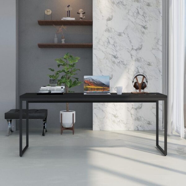 Mesa Dynamica Diretor 180x60x75cm amadeirada com estrutura preta, ideal para escritório funcional e elegante.