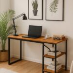 Mesa Home Office com prateleiras de metal, design moderno e compacto para otimizar seu espaço.