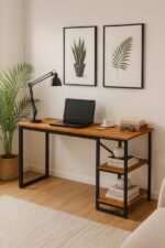Mesa Home Office com prateleiras de metal, design moderno e compacto para otimizar seu espaço.