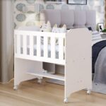 Mini berço com colchão Tigus Branco em MDF, com rodízios com trava e praticidade para o quarto do bebê.