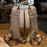Mochila Feminina de Couro PU Bege: compacta, impermeável e versátil para uso diário, trabalho, escola e viagens. - Imagem 2
