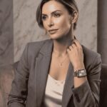 Mondaine Relógio Feminino Quadrado Prata e Dourado: elegância e estilo para compor looks com sofisticação. - Imagem 2