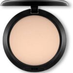 M·A·C Studio Fix Powder + Foundation NC15: base em pó com acabamento impecável e cobertura de longa duração.