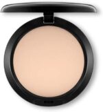 M·A·C Studio Fix Powder + Foundation NC15: base em pó com acabamento impecável e cobertura de longa duração.