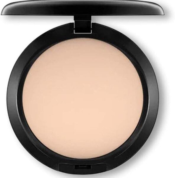 M·A·C Studio Fix Powder + Foundation NC15: base em pó com acabamento impecável e cobertura de longa duração.