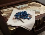 Nazareth Store Colar Rosário Azul Profundo com Medalha do Solo Sagrado e Cruz Antiga para Oração Católica - Imagem 2