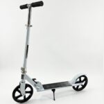 Patinete Adulto Dobrável 2 Rodas até 100 kg, leve, resistente e seguro para jovens e adultos, com altura ajustável e freio traseiro.