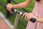 Patinete Dobrável Zippy Toys com freio, altura ajustável e rolamento ABEC 9: mais segurança e praticidade para crianças. - Imagem 2