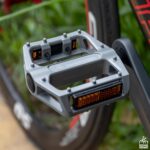 Pedais MTB 24 mm com refletores, plataforma larga em liga de alumínio leve e alta aderência para bike, BMX e estrada - Imagem 2
