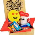 Presente Criativo Dia dos Namorados: cesta com chocolates Bauducco, caneca personalizada e caixa coração Te Amo.