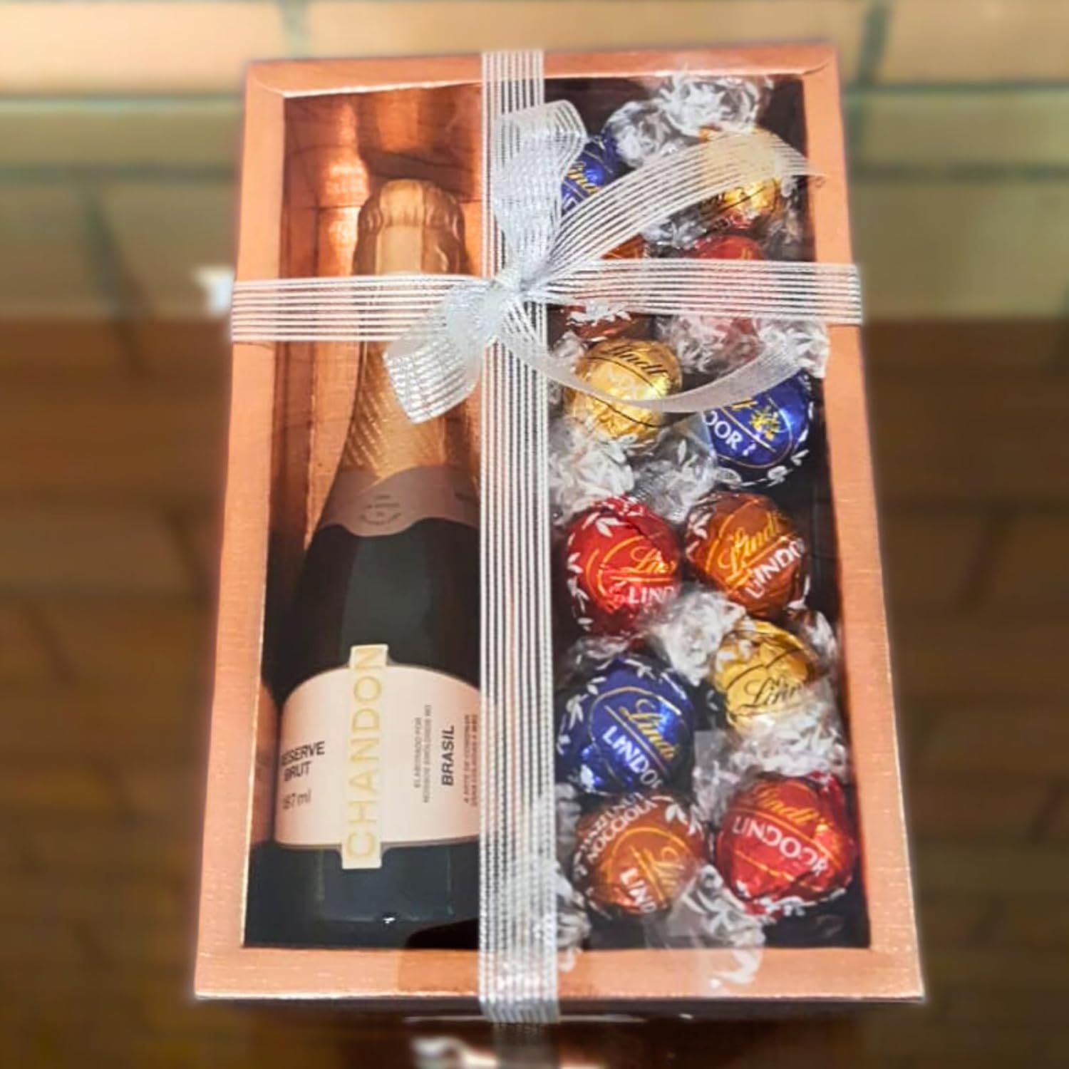 Presente Elegante Gourmet com Chandon Reserve Brut Baby e Trufas Presente Elegante Gourmet com Chandon Reserve Brut Baby e Trufas Suíço: sofisticação e sabor para presentear com luxo.