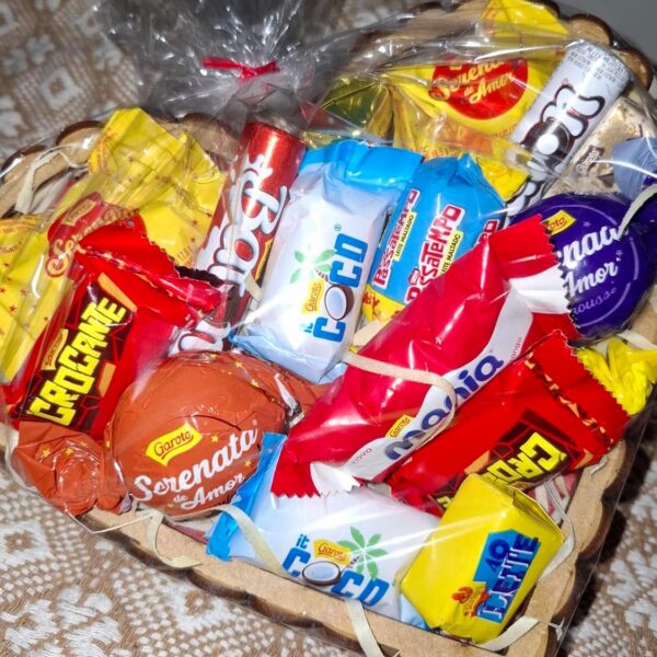 Presente de chocolate em coração, ideal para decorar e surpreender com carinho em datas especiais.